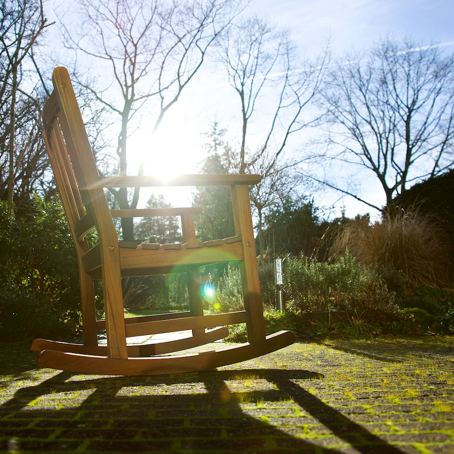 De foto vertelt het halve verhaal. Een tegenlichtopname van een houten schommelstoel.