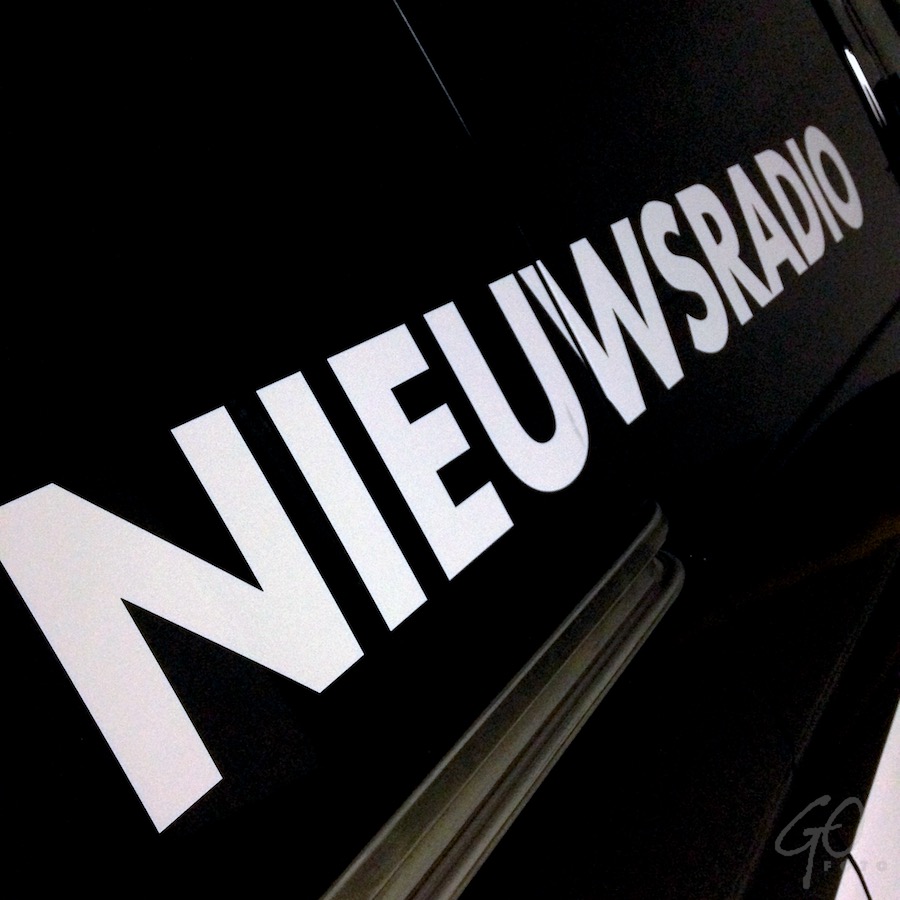 Brussel plat door terrorisme. Foto van het woord 'Nieuwsradio' op een reportagewagen.